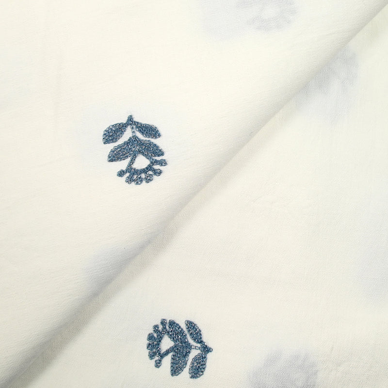 Crêpe viscose brodé fleurs irisé bleu fond blanc