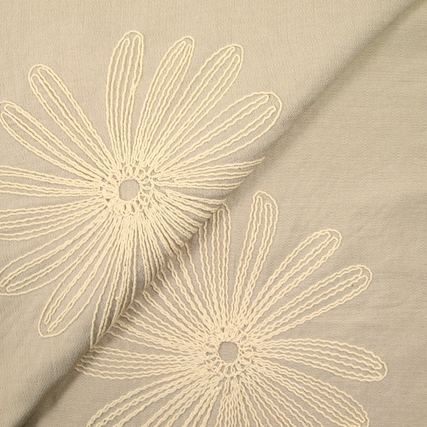 Crêpe viscose brodé marguerite fond beige