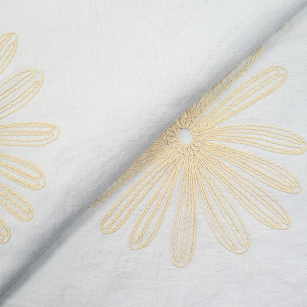 Crêpe viscose brodé marguerite fond blanc