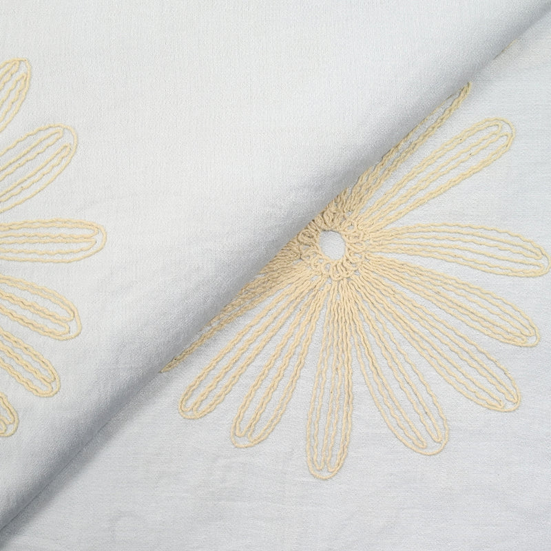 Crêpe viscose brodé marguerite fond blanc
