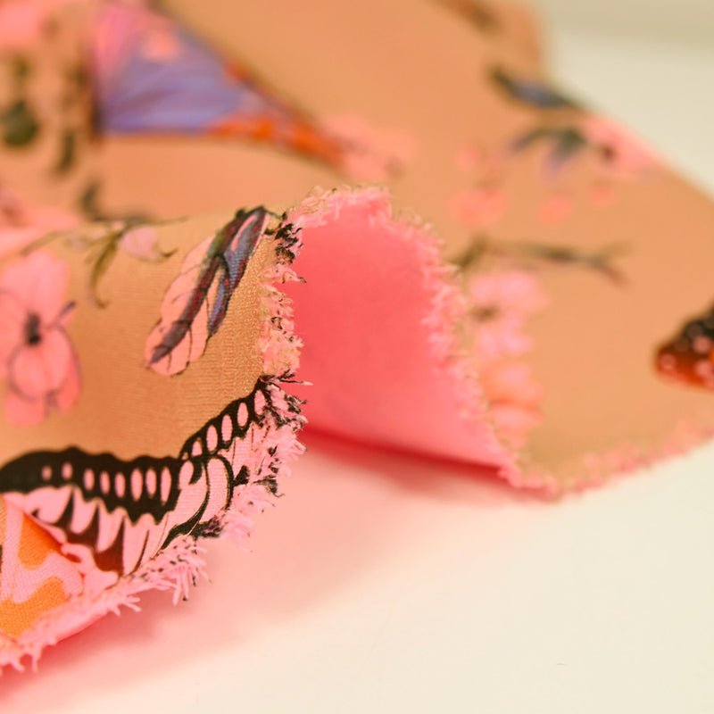 Arena de mariposa rosa estampada de crepé pesada
