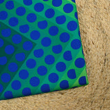 Gabardine de polyester imprimée gros pois bleu fond vert