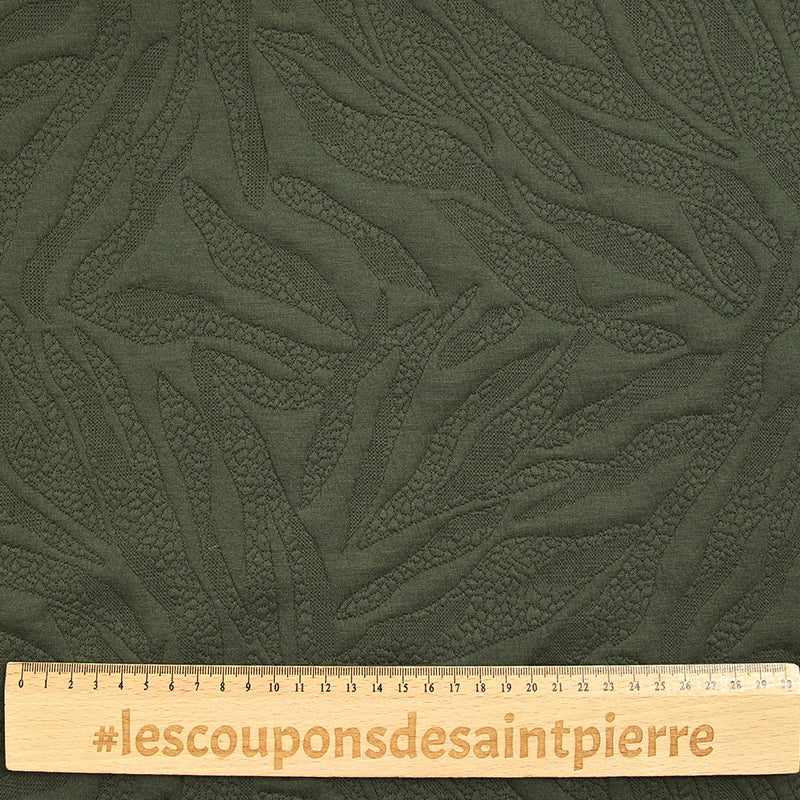 Matelassé jersey fissures military green background