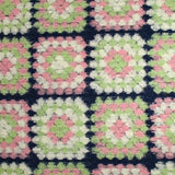 Laine mélangée fantaisie Granny Square rose et vert pastel fond marine