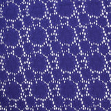 Maille dentelle ajourée fleurs fond indigo