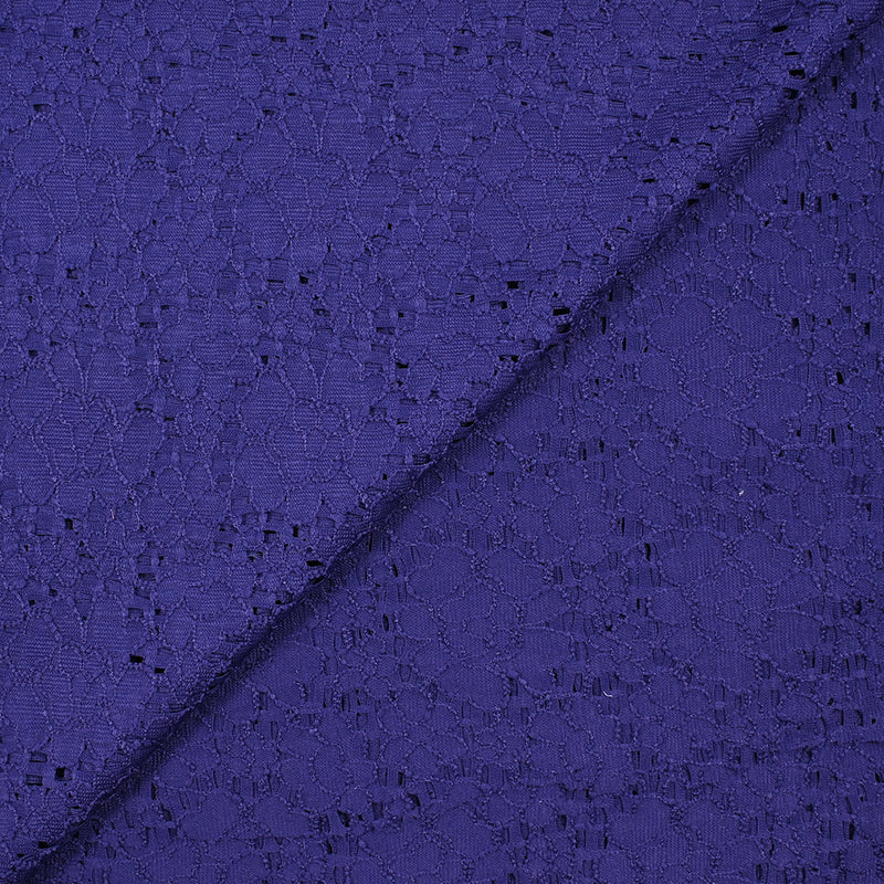 Maille dentelle ajourée fleurs fond indigo