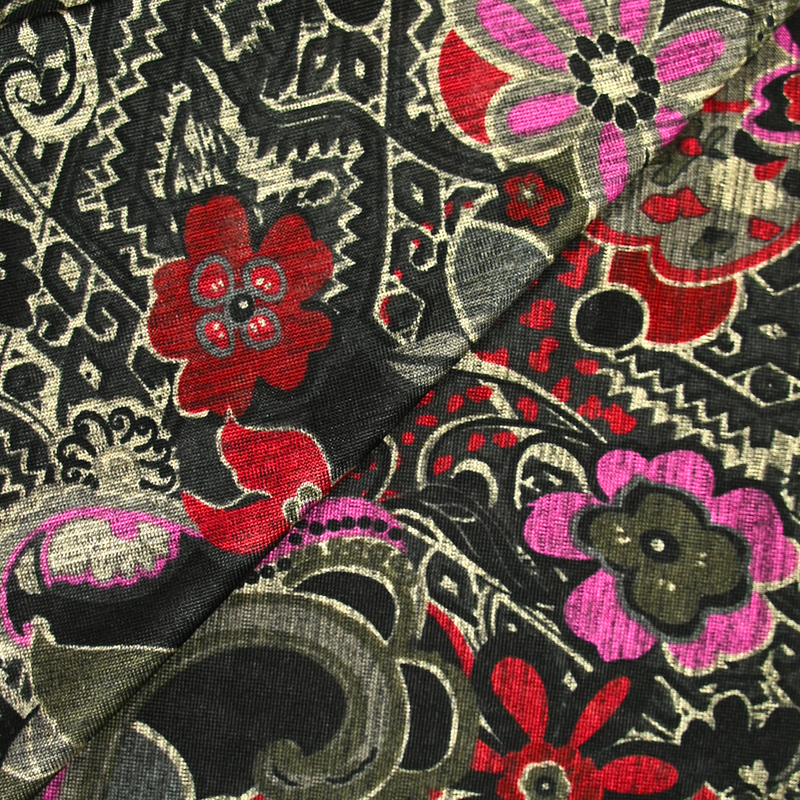 Maille polyester fleur rose et rouge fond noir