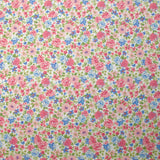 Piqué de coton imprimé les fleurs de Sarah bleu et fraise fond blanc