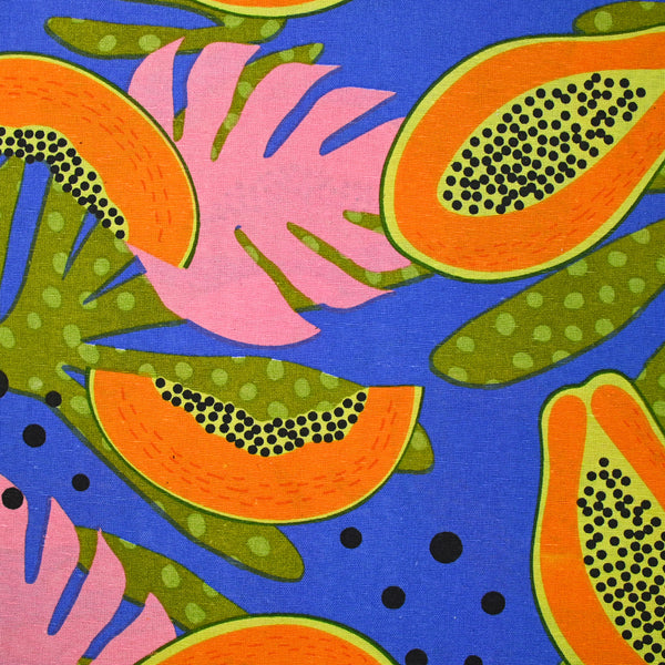 Polycoton imprimé papaye et monstera rose fond bleu