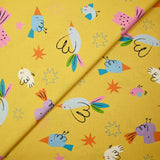 Popeline de coton imprimée oiseau rose et bleu fond jaune impérial