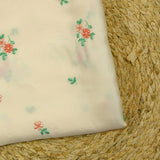 Satin de polyester brodé fleurs pêche fond ivoire
