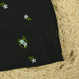 Satin de polyester brodé fleurs vert d'eau fond noir