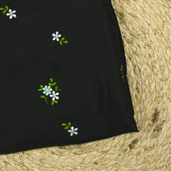 Satin de polyester brodé fleurs vert d'eau fond noir
