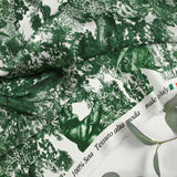Satin de soie imprimé dans la jungle vert fond blanc