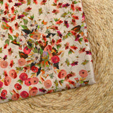 Satin de soie imprimé renoncules et fleurs d'hiver fond champagne rosé