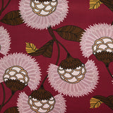 Satin polyester imprimé fleur en éventail rose fond bordeaux