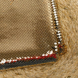 Sequins dorés sur maille chair