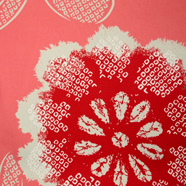 Sergé de coton imprimé fleurs fond framboise glacé