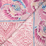 Twill polyester imprimé frise florale rose et bleu fond blanc cassé