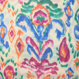 Voile polycoton imprimé esprit Ikat bleu roi et vert sapin fond blanc