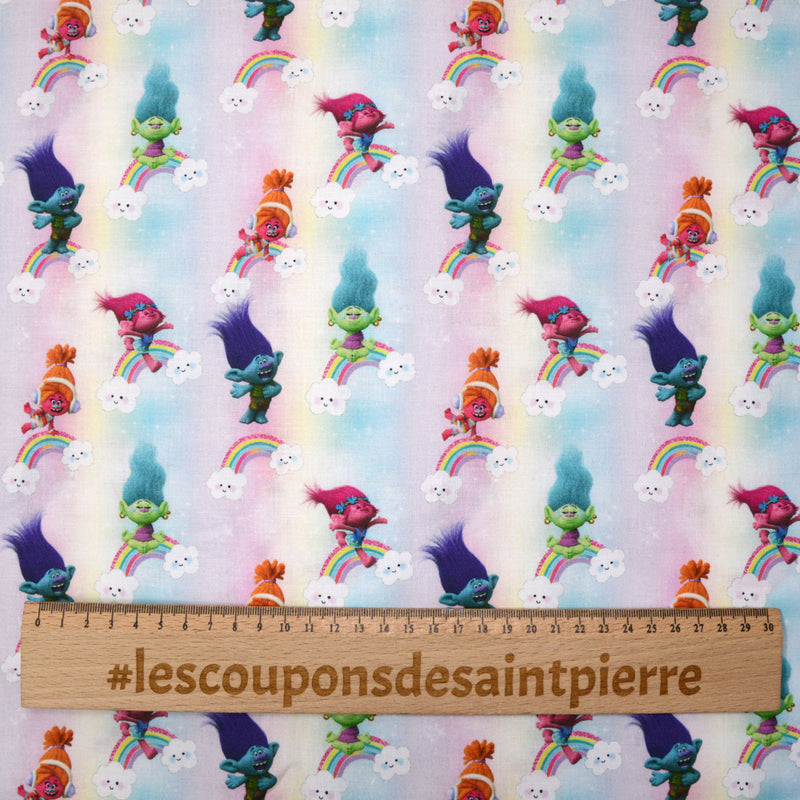 Popeline coton Trolls arc-en-ciel fond multicolore