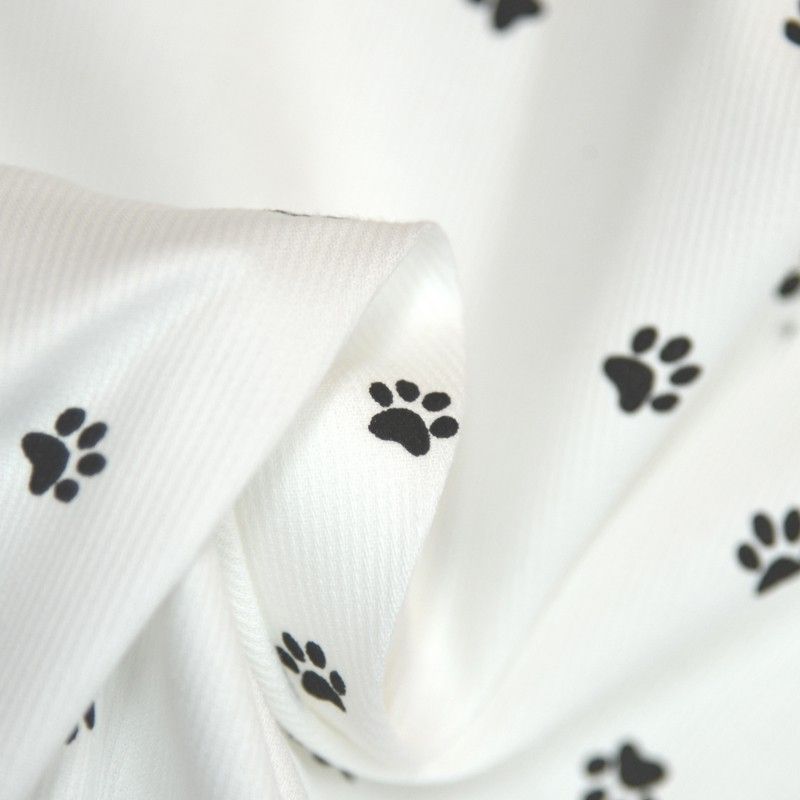 Piqué de coton imprimé pattes de chien noires sur fond blanc Coupon 45x45 cm