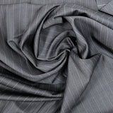 Tissu tailleur polyviscose rayé blanc fond gris