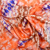 Satin de soie imprimé style tie and dye orange et bleu