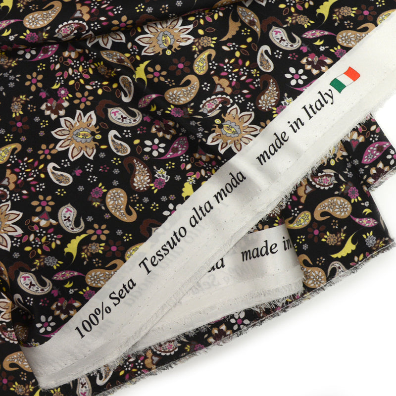 Satin de soie imprimé fleurs de cachemire fond noir