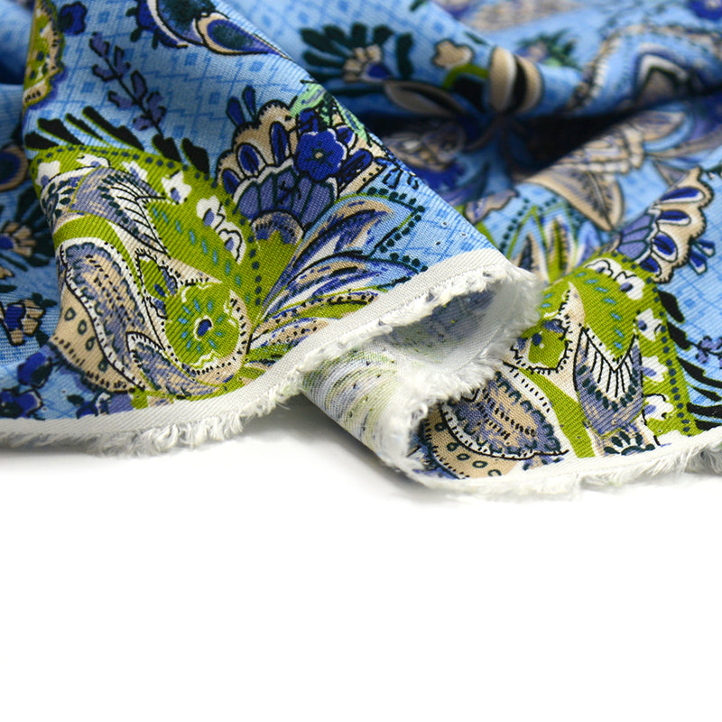 Sergé de viscose imprimé passion cachemire fond bleu ciel