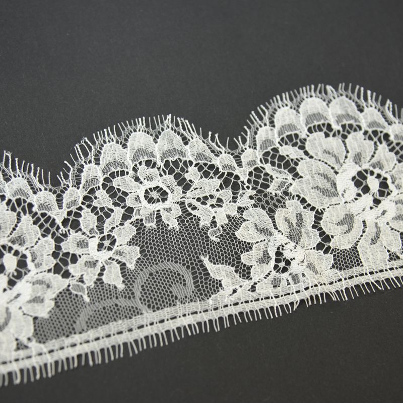 Ruban de Dentelle de calais® blanc cassé feston à fleurs au mètre