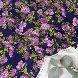 Satin de soie imprimé ballet de rose fond violet foncé