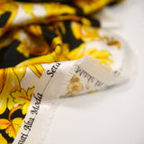 Satin de soie imprimé emblème doré fond noir