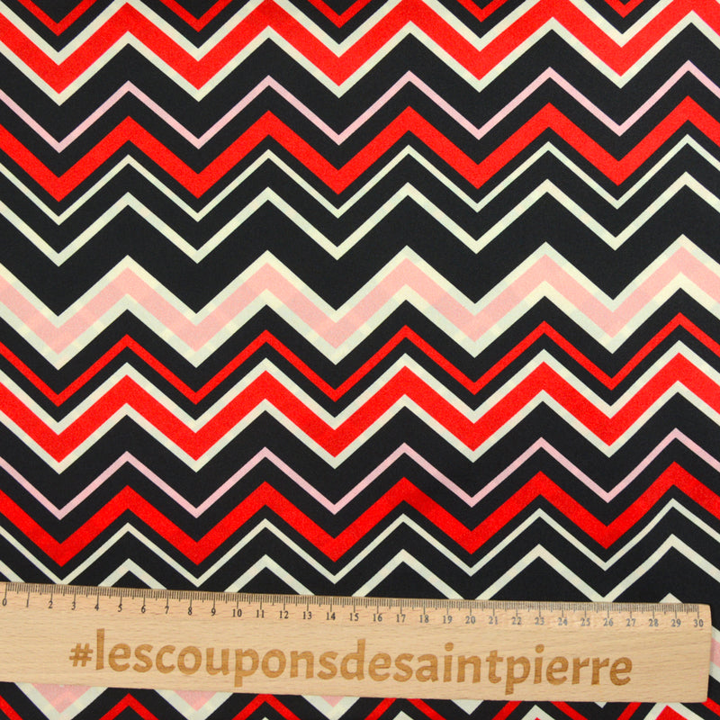 Satin imprimé polyester chevron rouge, rose et noir