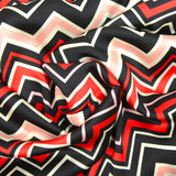 Satin imprimé polyester chevron rouge, rose et noir