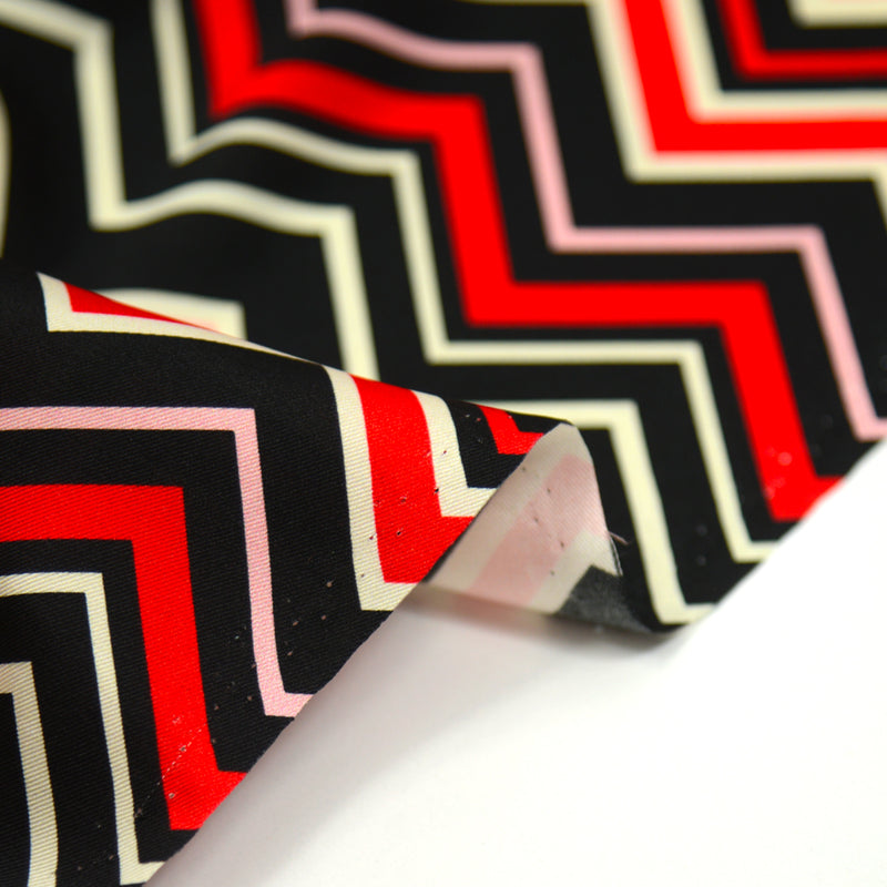 Satin imprimé polyester chevron rouge, rose et noir