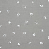 Piqué de coton imprimé pattes de chien blanches sur fond gris Coupon 45x45 cm