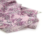 Satin de soie imprimé ballet de rose fond rose