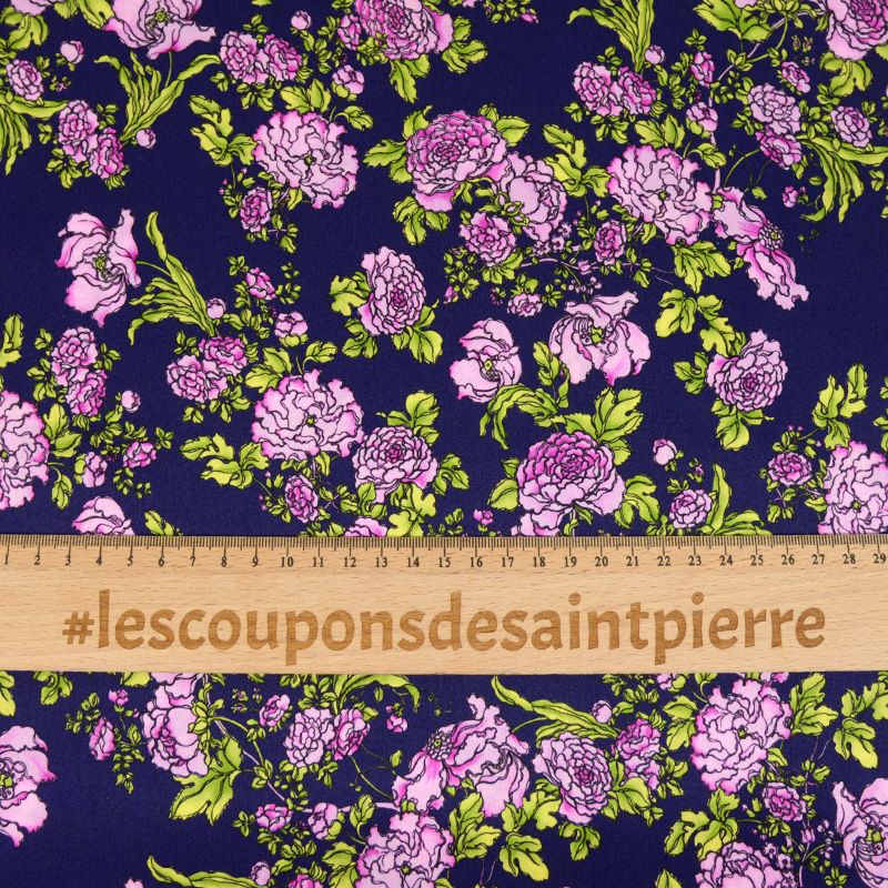 Satin de soie imprimé ballet de rose fond violet foncé